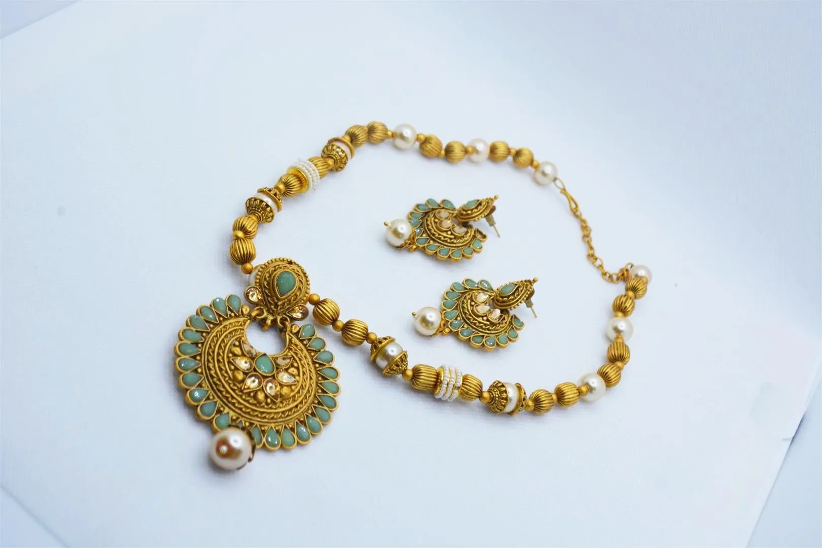 Rajwadi Pearl Mala With Lime Rubi Stones