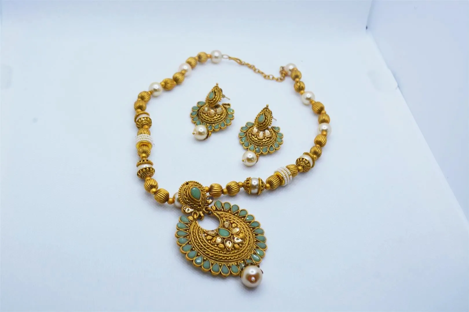 Rajwadi Pearl Mala With Lime Rubi Stones